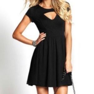 Guess Cut-out fit & flare short sleeve black dress